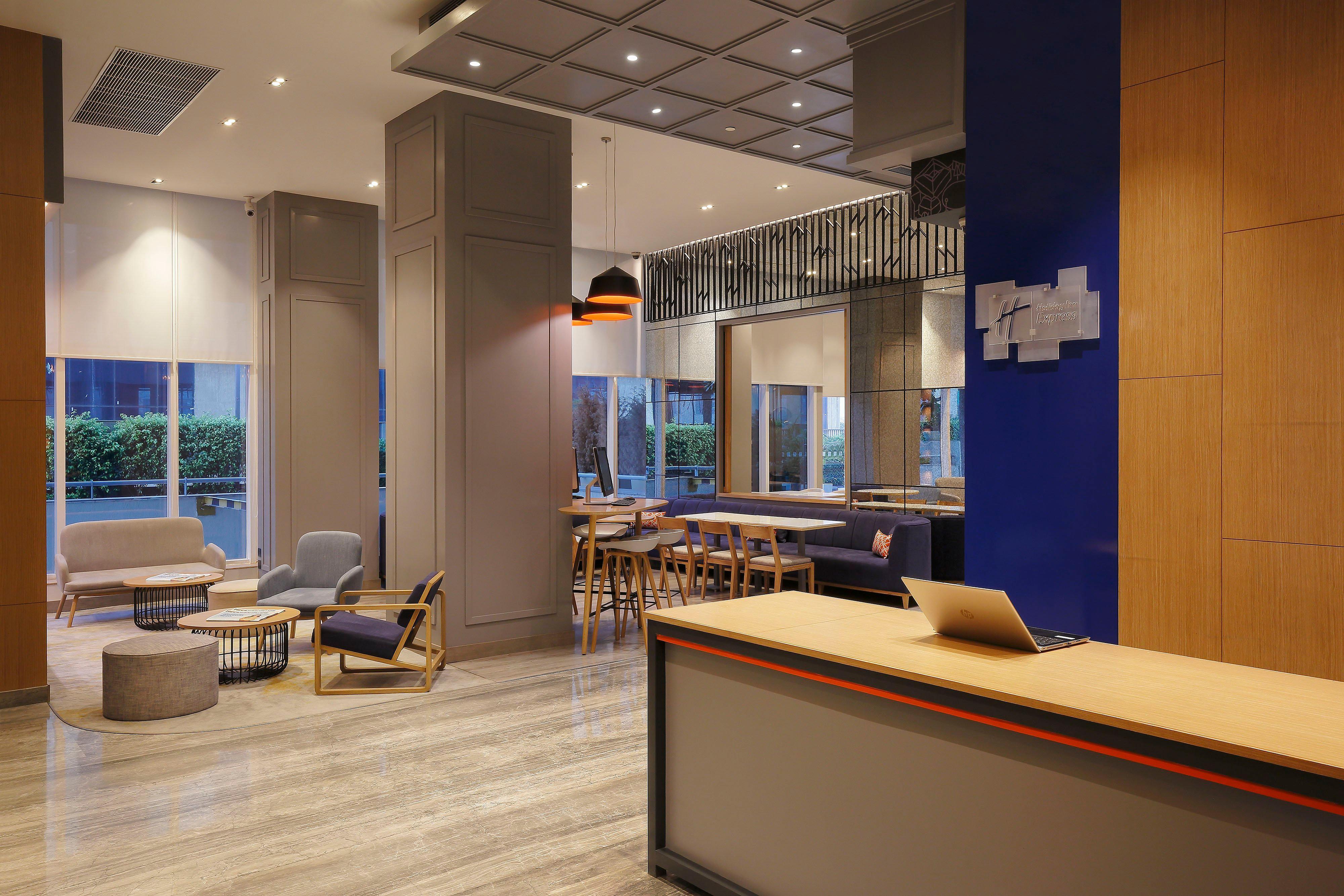Holiday Inn Express Gurugram Sector 50 By Ihg Gurgaon Eksteriør billede