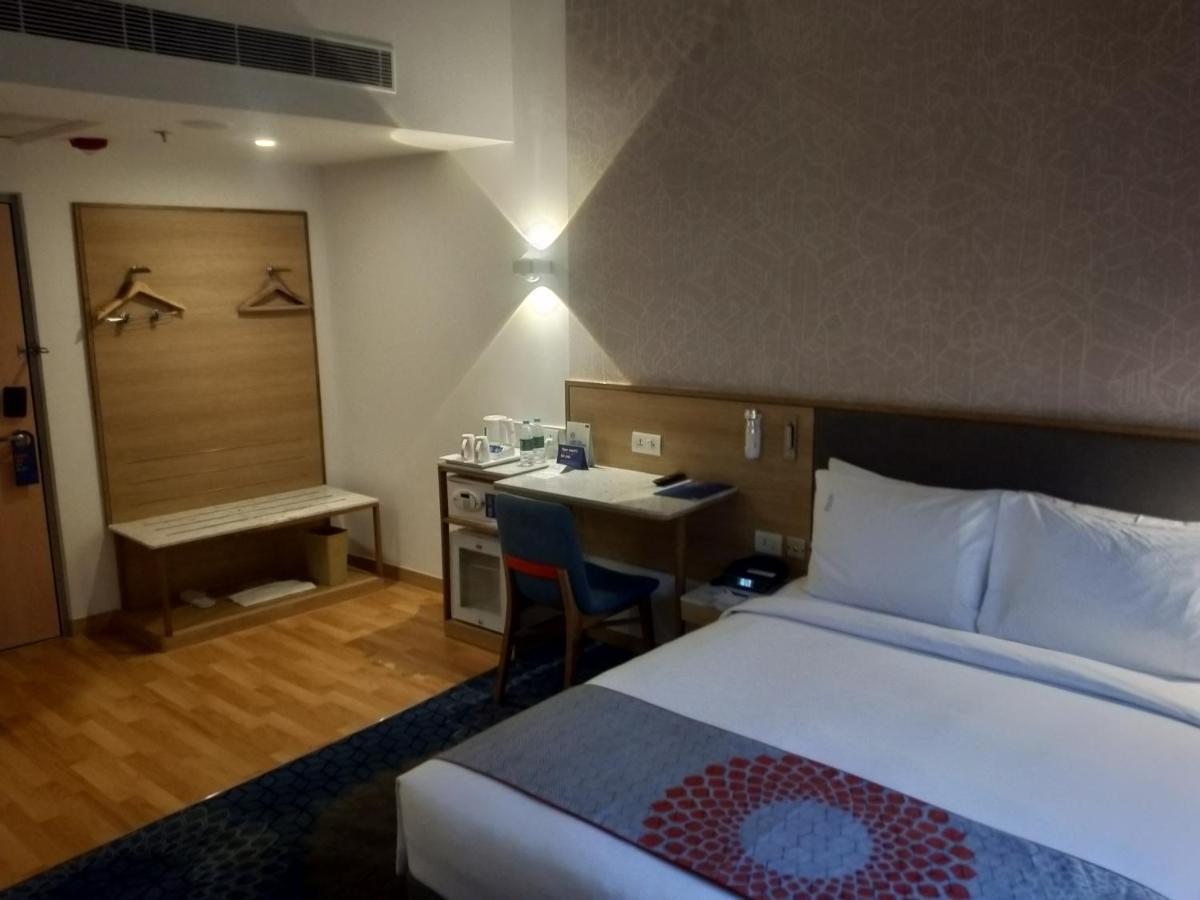 Holiday Inn Express Gurugram Sector 50 By Ihg Gurgaon Eksteriør billede