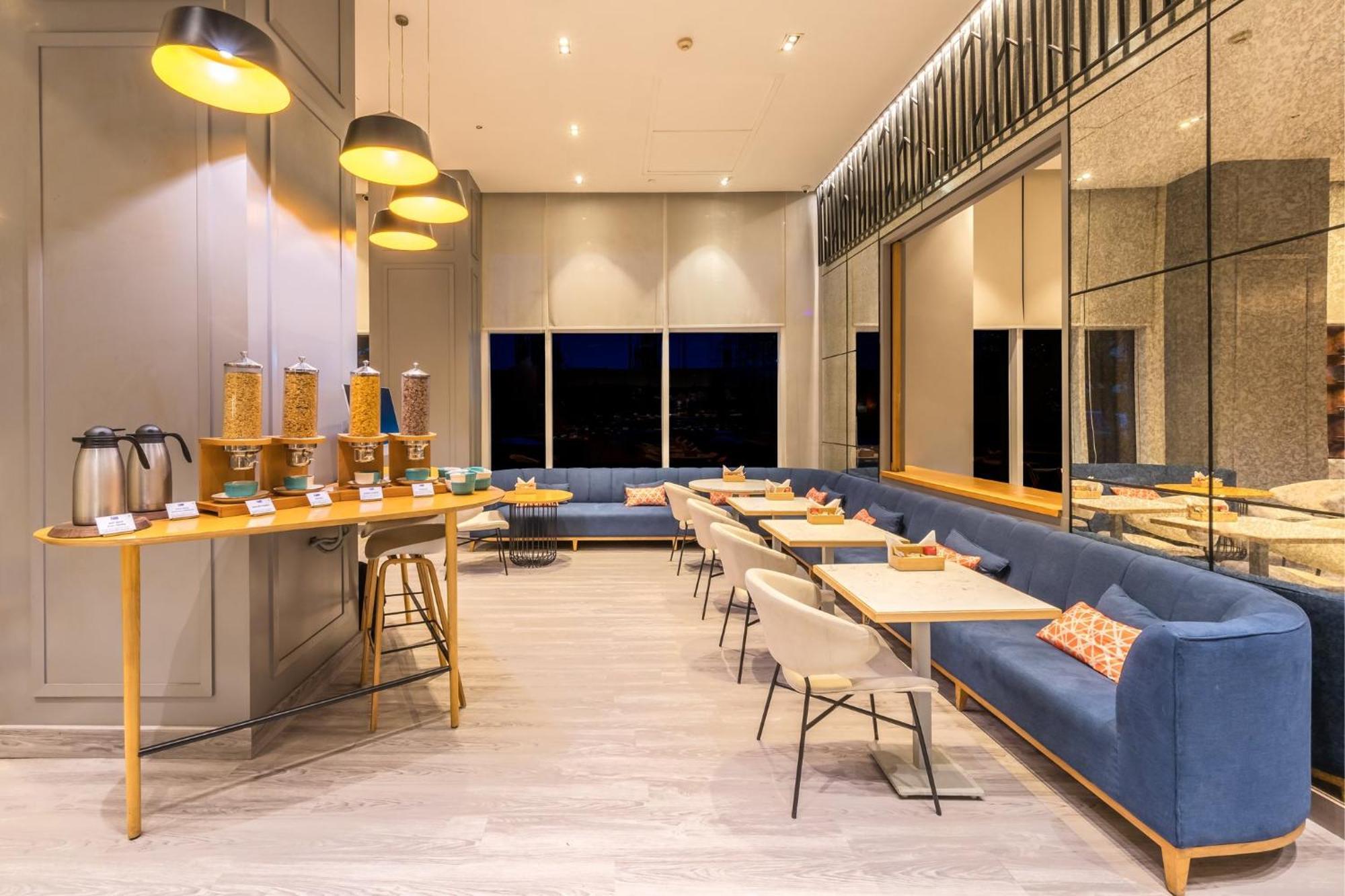Holiday Inn Express Gurugram Sector 50 By Ihg Gurgaon Eksteriør billede