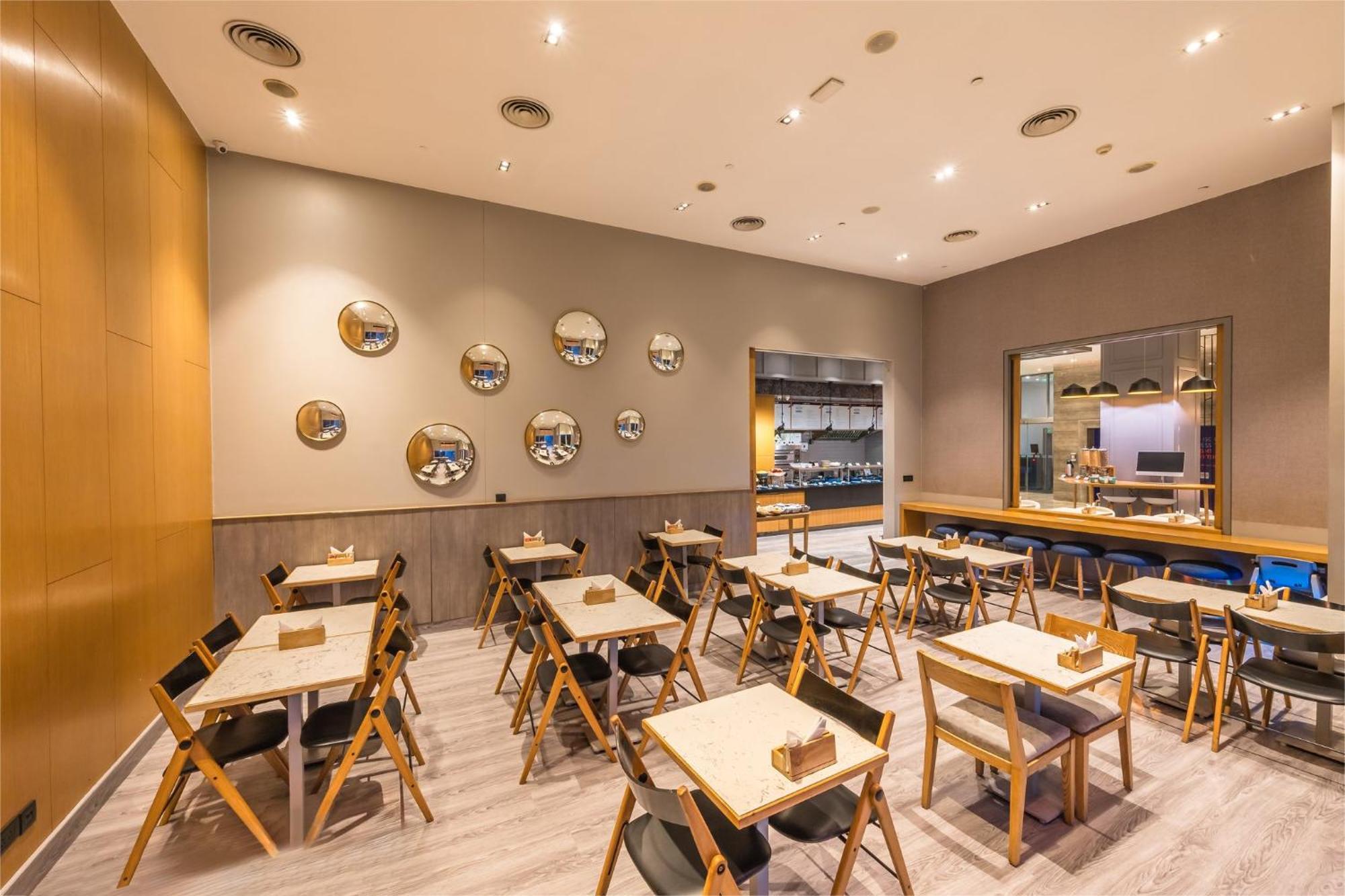 Holiday Inn Express Gurugram Sector 50 By Ihg Gurgaon Eksteriør billede